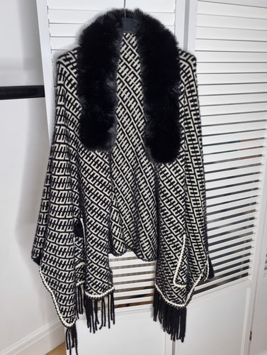 Luxury cape with faux fur