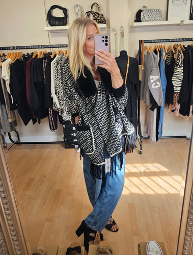 Luxury cape with faux fur