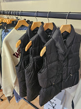 Load image into Gallery viewer, Black short Gilet