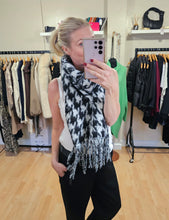 Load image into Gallery viewer, Soft dogtooth Scarf