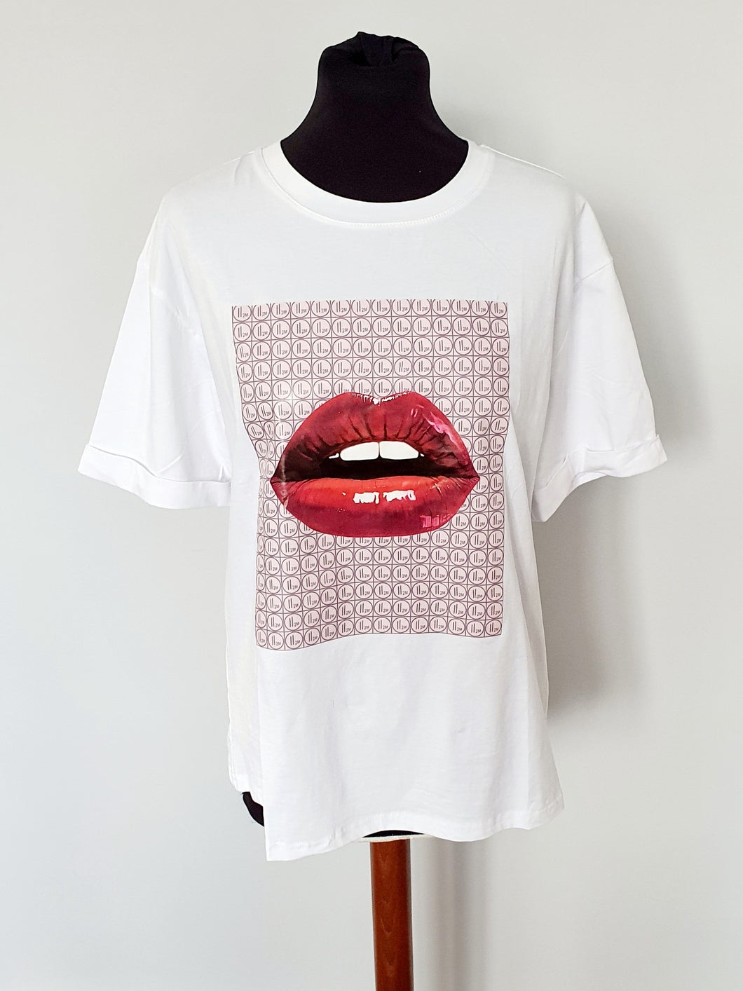 Lips motif Tee - 2 Colours