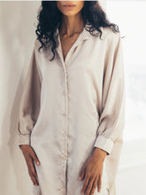 Load image into Gallery viewer, Satin dipped hem Shirt